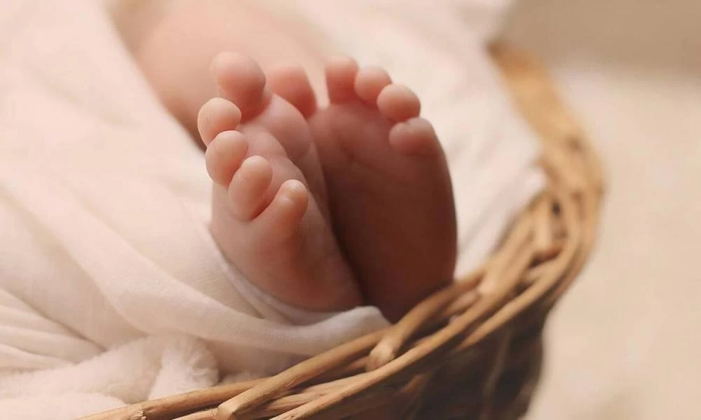 Πέθανε το βρέφος που νοσηλευόταν διασωληνωμένο με κορονοϊό